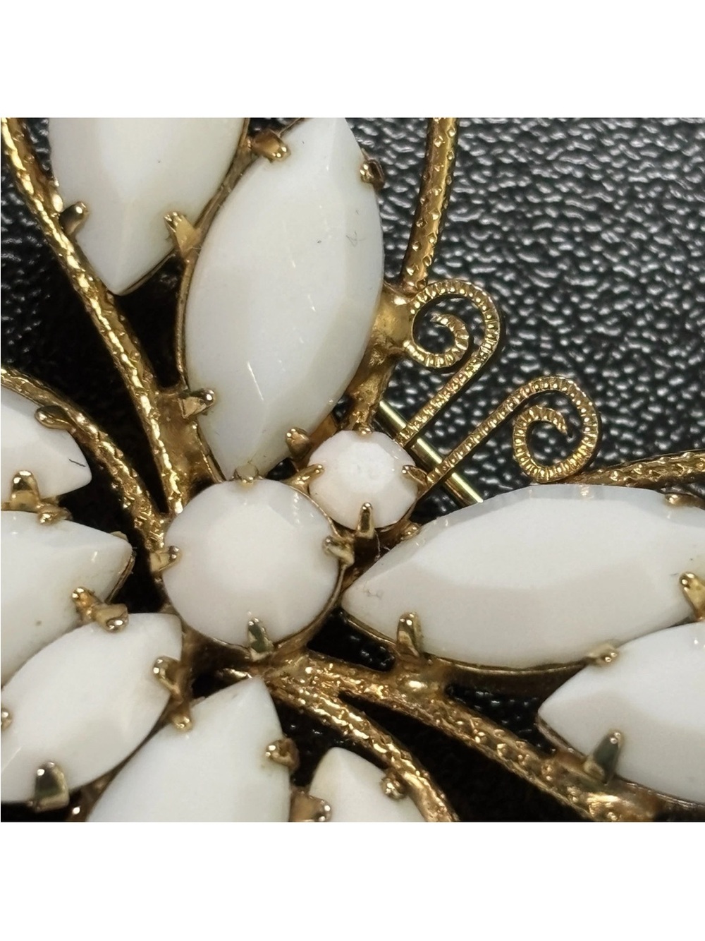 Vintage Butterfly Brooch Milk Glass Stones Gold-tone 2" x 1.75" - Picture 5 of 14